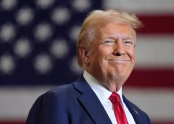 Donald Trump recebe presente que todo fã de futebol gostaria