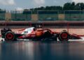 Ferrari trabalha a portas fechadas para ajustar um item do carro