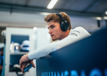 Retorno de Logan Sargeant é confirmado após demissão na Fórmula 1