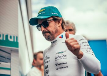 Mesmo em férias, Fernando Alonso encontra jeito de ficar nas pistas