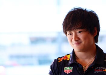 Yuki Tsunoda fica em situação desagradável na Red Bull