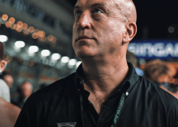 Antes de estrear na F1, Cadillac recebe carro da Ferrari