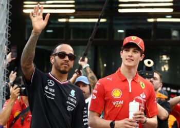 Oliver Bearman quebra o silêncio sobre substituir Lewis Hamilton na Ferrari