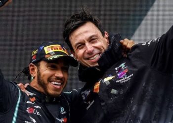 Ligação entre Toto Wolff e Lewis Hamilton é trazida por site no exterior